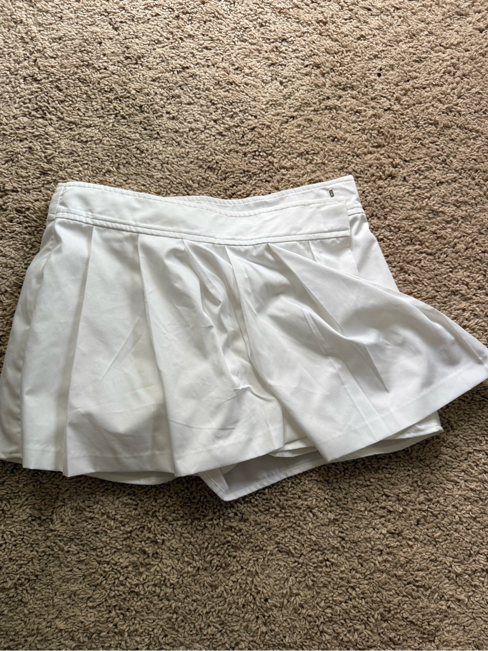 Aritzia Sun Deh Pleated Mini skort in White
